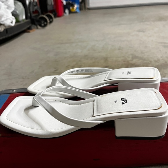 ZARA WHITE TONG SANDALS (SIZE 5/ SIZE 35) - Picture 2 of 8